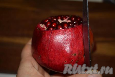 Вдоль по этим линиям перегородок разрежем кожуру граната сверху вниз, стараясь не повредить и не задеть зерна.