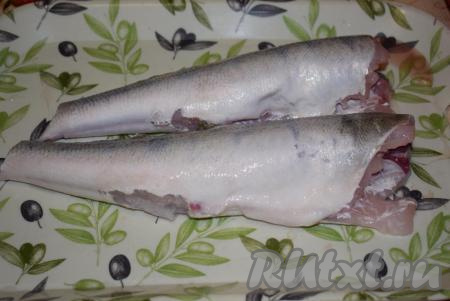 Очищаем рыбу от чешуи, водя ножом от хвоста к голове. Отрезаем головы, удаляем плавники и хвосты, потрошим рыбу, удаляя внутренности. Подготовленные тушки судака промываем под проточной водой.