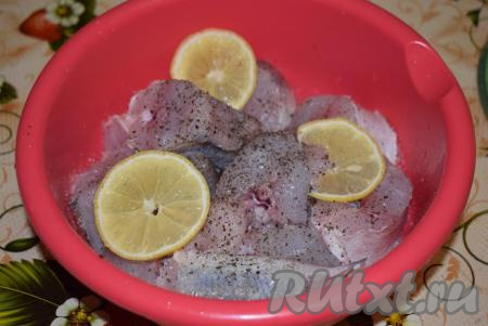 Солим, перчим кусочки судака и выдавливаем на них сок из нескольких долек лимона.