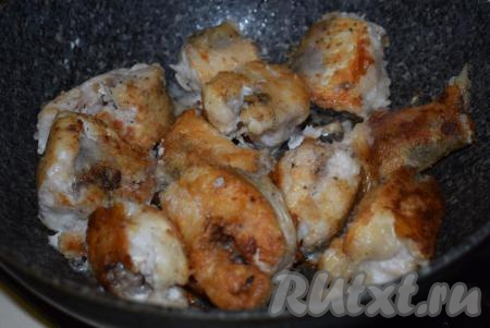 Затем аккуратно переворачиваем кусочки рыбы и жарим с другой стороны еще 8-9 минут. Судак - достаточно нежная рыба, поэтому в процессе жарки её лучше крышкой не накрывать, чтобы кусочки не развалились.&nbsp;