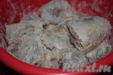 Даем рыбе просолиться, пропитаться специями и лимонным соком в течение 15 минут.&nbsp; Далее обваливаем каждый кусочек судака со всех сторон в муке.