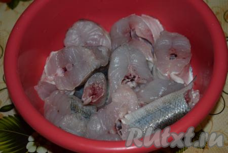 Далее нарезаем судачков на порционные кусочки шириной, в среднем, по 3-4 см. Подготовленные кусочки складываем в миску.