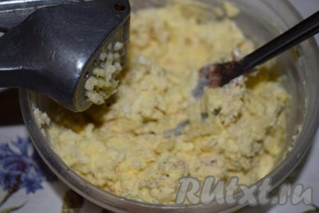 Получившуюся сырную массу солим, перчим, добавляем чеснок, пропущенный через пресс.