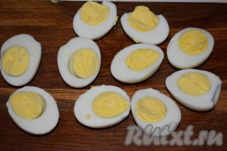 Разрезаем каждое яйцо вдоль на 2 половинки. В результате из 6 яиц у нас получится 12 половинок.