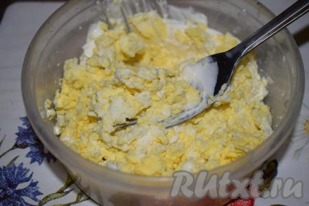 Вилкой растираем сыр, желтки и майонез до однородности.
