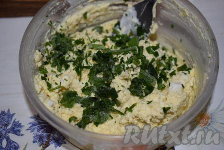 Затем к сырной массе добавляем мелко нарезанную зелень, тщательно перемешиваем и начинка для фарширования яиц готова. 