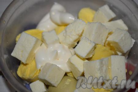 Если для приготовления закуски вы берёте сыр твёрдых сортов, тогда его нужно натереть на крупной тёрке. Мягкие сыры (я готовила с адыгейским сыром) можно нарезать на кубики. В отдельной тарелке соединяем желтки, сыр и майонез (майонеза может понадобиться больше или меньше, все зависит от вашего вкуса и размера желтков).