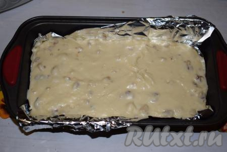 Далее застилаем форму для кекса фольгой (или пергаментом) и выливаем в нее тесто. Отправляем форму с тестом в разогретую духовку и выпекаем 40-45 минут при температуре 180 градусов (ориентируйтесь по своей духовке).