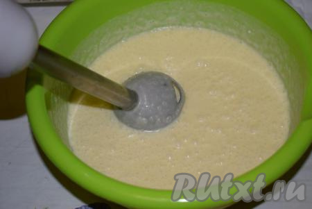 При помощи погружного блендера разотрем содержимое миски в однородную творожную массу.