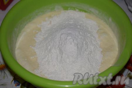 Перемешаем творожную массу, добавим муку и перемешаем тесто ложкой.