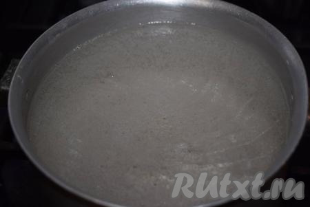 Далее ждем, когда вода начнет закипать, сильное кипение нам не нужно, достаточно дождаться мелких пузырьков, уменьшаем огонь.