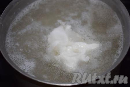 Берём сырое куриное яйцо, аккуратно разбиваем скорлупу, стараясь не повредить оболочку желтка, и выкладываем в подходящую&nbsp;посуду (пиалу или чашку). Далее большой ложкой или венчиком делаем воронку в кастрюле с водой, активно размешивая воду по кругу. В центр воронки, максимально близко поднеся посуду с яйцом к воде, аккуратно выливаем сырое яйцо, стараясь не повредить желток.