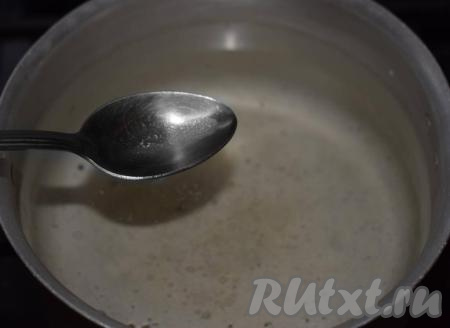 Вливаем чайную ложку 9%-ного уксуса - он поможет быстрее свернуться белку и не даст яйцу расплыться по всей кастрюле.