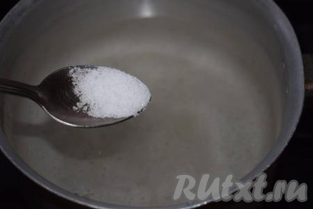 В кастрюлю наливаем холодную воду и ставим ее на огонь. В воду добавляем соль.