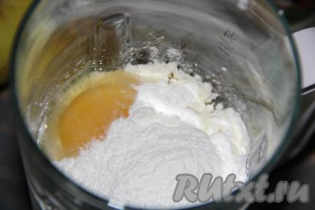 В чашу блендера выложить творог, сахар, крахмал, яйцо и ванильный сахар, влить кефир.