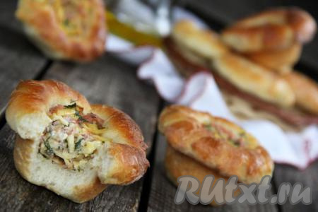 Готовые пирожки&nbsp;легко достаются из формы. Подать к столу лучше&nbsp;в горячем или тёплом виде. Дрожжевое тесто и сытная начинка из сыра и ветчины, наверняка, будут по достоинству оценены мужчинами, да и слабый пол тоже не откажется от сытного пирожка.&nbsp;Вкусная, красивая&nbsp;и по-настоящему домашняя выпечка, попробуйте!