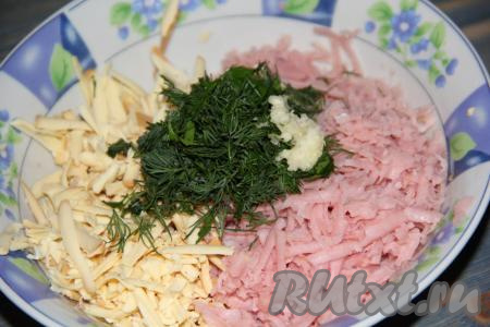 Зелень вымыть и обсушить. Нарезать мелко зелень и добавить к начинке. Чеснок очистить и пропустить через пресс, добавить в общую массу.