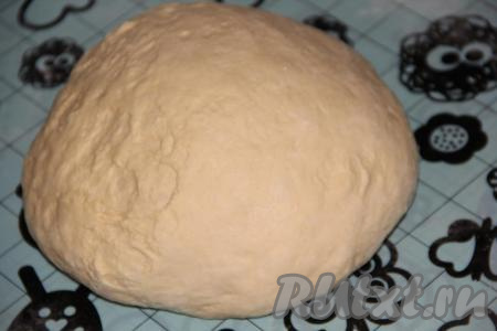 Для начала приготовим тесто, для этого в глубокую миску нужно влить слегка подогретый кефир, затем добавить сахар и соль, перемешать. Муку соединить с сухими дрожжами и всыпать в кефир. Замесить нежное тесто. В конце замеса добавить растительное масло и хорошо вмешать его в тесто. Оставить тесто в миске, накрыв полотенцем. Примерно через час, может чуть больше (тесто должно хорошо увеличиться в объёме), обмять тесто и оставить его ещё минут на 35-40. Затем выложить тесто на силиконовый коврик (или стол), припыленный мукой, и обмять.