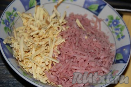 Подготовить начинку: натереть сыр и ветчину на крупной тёрке. Сыр можно взять любой, а ветчину можно заменить вареной колбасой.