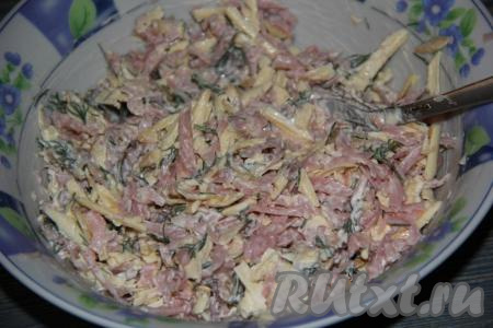 Тщательно перемешать сырно-ветчинную начинку для пирожков.