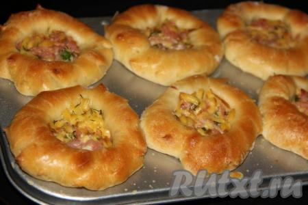 Выпекать дрожжевые пирожки-цветочки&nbsp;в разогретой духовке при температуре 200 градусов, примерно, 30 минут (до золотистого цвета).