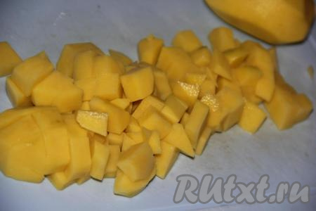 Картофель очистить и нарезать на средние кубики.