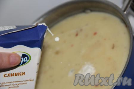 Влить в кастрюлю сливки.