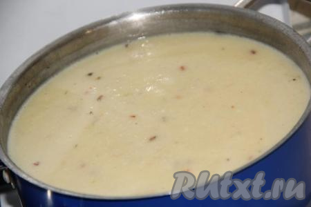 Перемешать сливочный суп с копченостями, довести до кипения на небольшом огне и снять с огня. Дать супу пару минут настояться под крышкой.