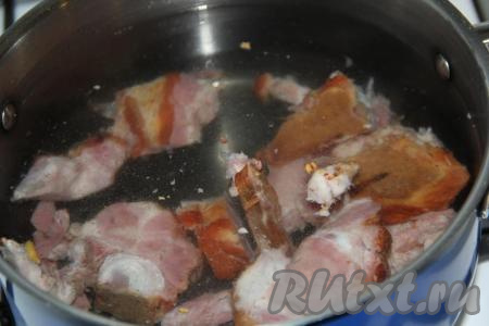 Копчёные рёбрышки нарезать на кусочки и залить холодной водой. Поставить на огонь и варить с момента закипания минут 15-20.