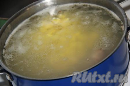 Добавить нарезанную картошку в кастрюлю с копчеными ребрышками и варить суп в течение 25 минут (картофель должен стать рыхлым).