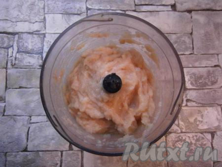 Измельчить куриное филе блендером на высокой скорости до однородной массы.