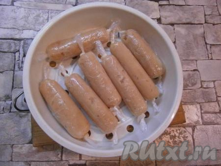 Далее сосиски можно отварить, поместив их в воду, в течение 15 минут с момента закипания. Можно приготовить их и в мультиварке, для этого сосиски нужно сложить в контейнер для варки на пару, в чашу мультиварки налить холодную воду, выставить режим "На пару" на 30 минут, крышку мультиварки закрыть.