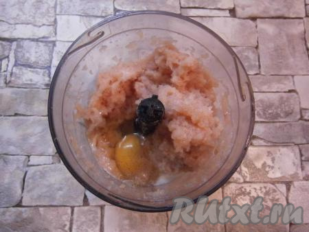 Добавить молоко, сырое яйцо,&nbsp;соль и, если желаете, чёрный молотый перец.