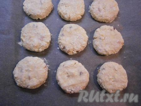 Выложить сырники на противень, застеленный пергаментом.