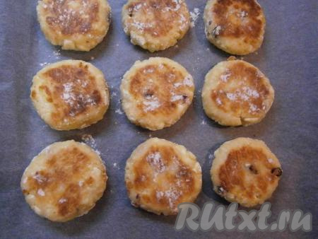 Выпекать сырники из домашнего творога около 20 минут в разогретой духовке при температуре 180 градусов, после чего их перевернуть и запекать еще 5-10 минут.