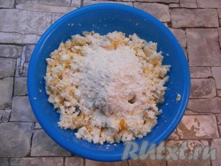 Творожную массу тщательно перемешать. Затем всыпать 3 столовые ложки муки и еще раз перемешать. Муку добавляйте по столовой ложке и смотрите на консистенцию творожной массы. Должна получиться комковатая, липнущая к рукам творожная масса, из которой можно сформировать сырник руками (сырник должен держать форму, не разваливаясь). Как только добились такой густоты, больше муку не добавляйте.