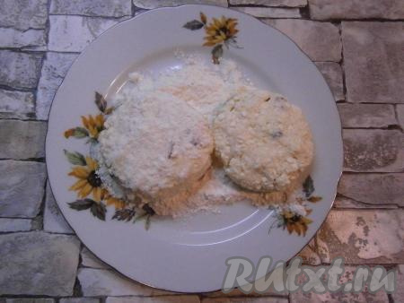 Влажными руками сформировать сырники, обвалять их немного в муке.