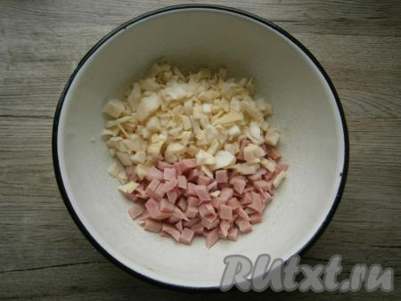 Чеснок и морковь очистить. Белокочанную капусту нарезать маленькими квадратиками, слегка посолить и помять руками, затем добавить ветчину, нарезанную небольшими кубиками.