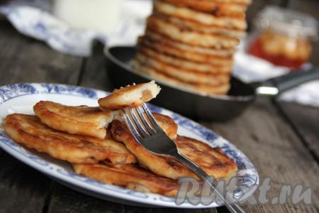 Подать вкусные, нежные и сытные оладушки, приготовленные из вареного риса, к столу. Вот такие красивые рисовые&nbsp;оладьи, замешанные на кефире, получились.