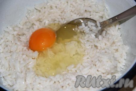 Перемешать рис с сахаром и солью, а затем добавить яйцо.