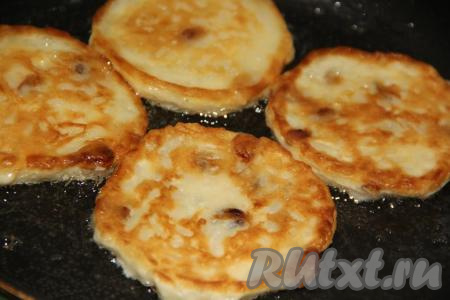 Жарить оладушки с двух сторон до золотистого цвета на среднем огне.