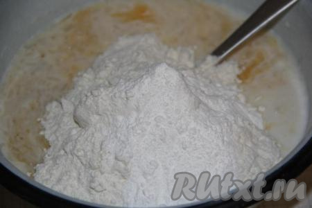 Добавить муку и разрыхлитель.