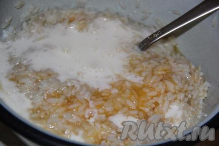 Перемешать массу и влить кефир.