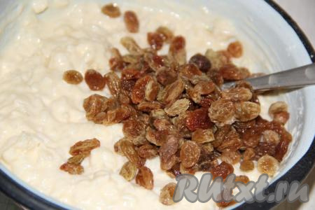 Перемешать получившуюся рисовую массу и добавить изюм.