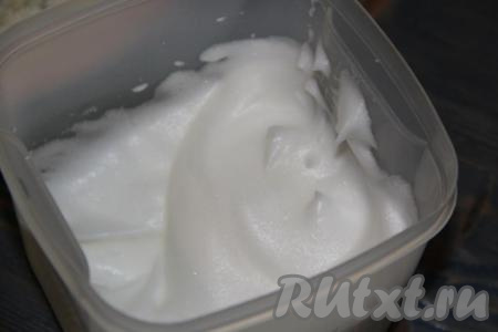 Белки взбить в пышную, плотную пену.