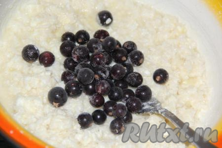 Всыпать ягоды (замороженные ягоды можно предварительно не размораживать) и еще раз&nbsp;перемешать массу.