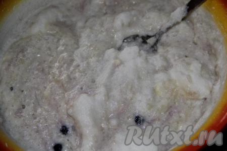 Выложить белки в творожно-рисовую массу. Аккуратно ложкой подмешать белки.