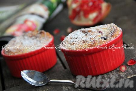 Вкусную и сытную запеканку&nbsp;с рисом и творогом, приготовленную в духовке, подать к столу в тёплом виде.