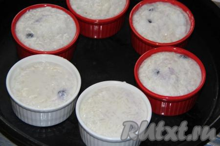 Переставить формочки на противень и поставить в разогретую духовку. Готовить запеканку&nbsp;с&nbsp;творогом и&nbsp; рисом&nbsp;при температуре 200 градусов, примерно, 35 минут.