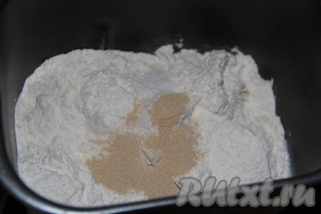 Затем всыпать муку, дрожжи и на 1,5 часа выставить режим "Замес теста".